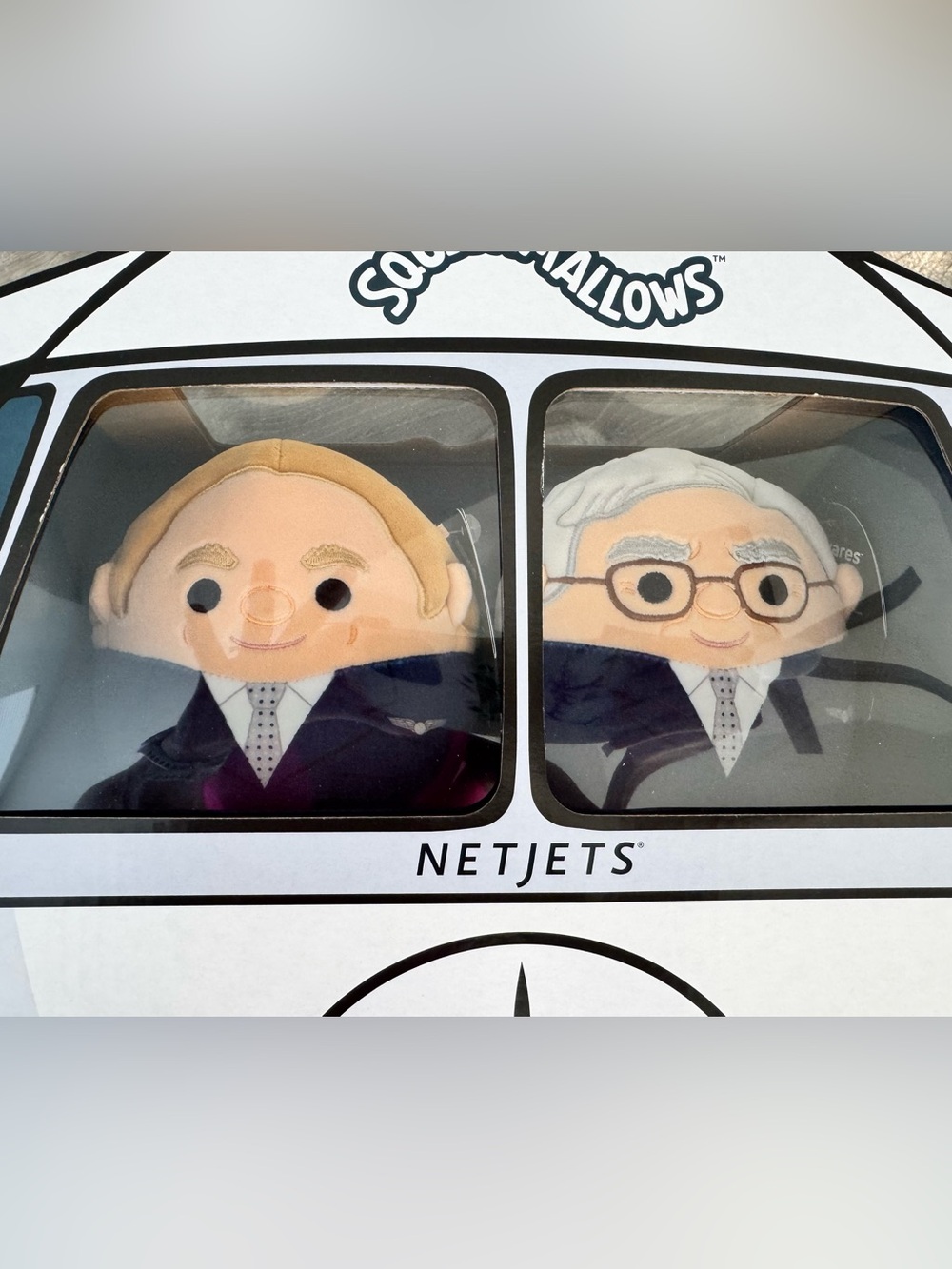 ✈️ 2026 SQUISHMALLOWS NetJets Warren Buffett & Greg RATE 1/2000 Limited Edition - Picture 3 of 3